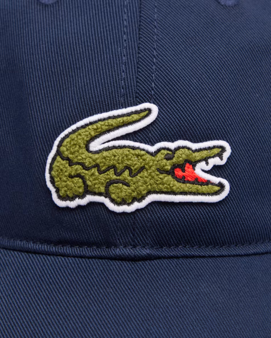 Casquette Lacoste original coloris bleu — gros plan sur la matière